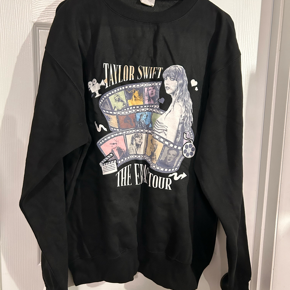 Taylor swift eras tour sweater size Large